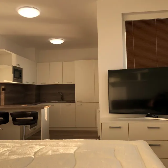 Malý byt — spálňa a kuchyňa v jednom
