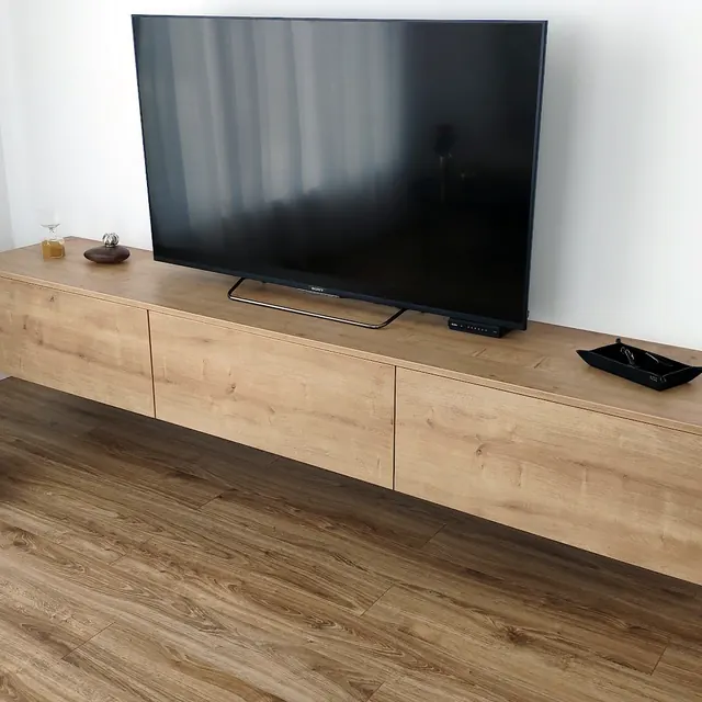 Závesná TV skrinka v dekóre dub
