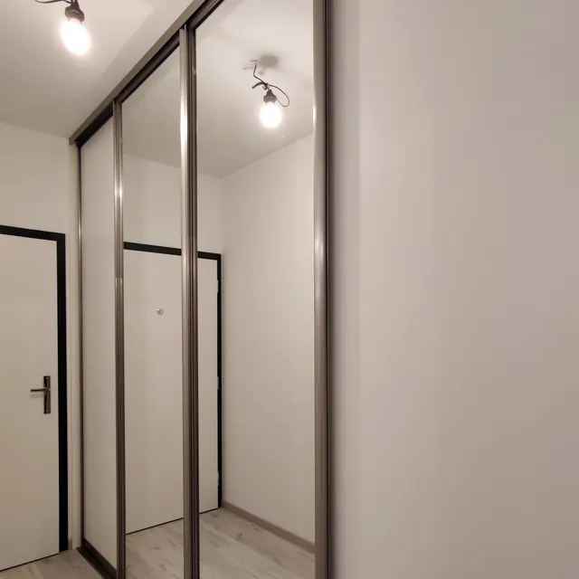 Zrkadlová vstavaná skriňa v predsieni