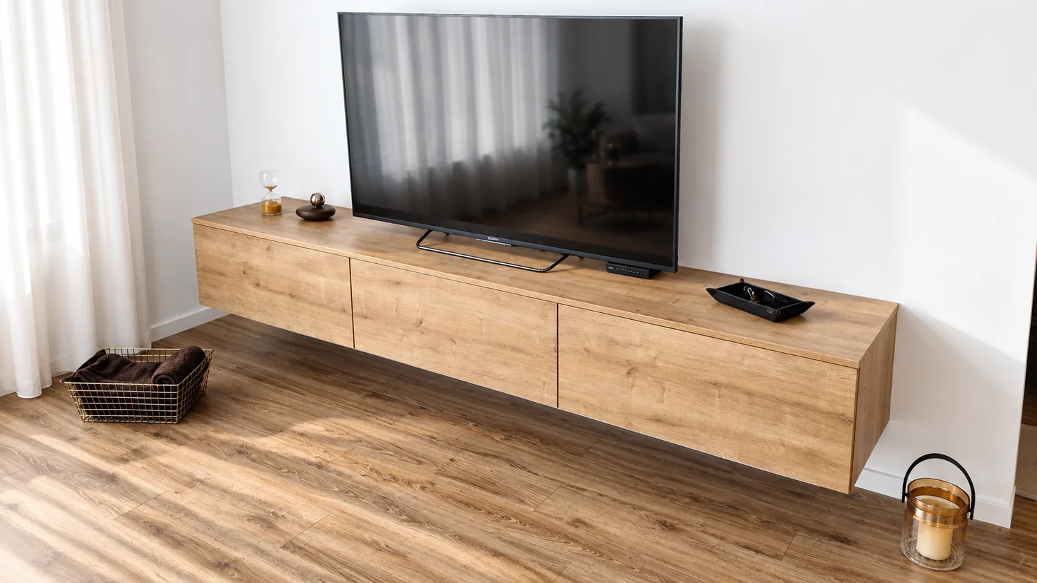 Závesná TV stena na mieru v dekóre dub s bezúchytkovými dvierkami