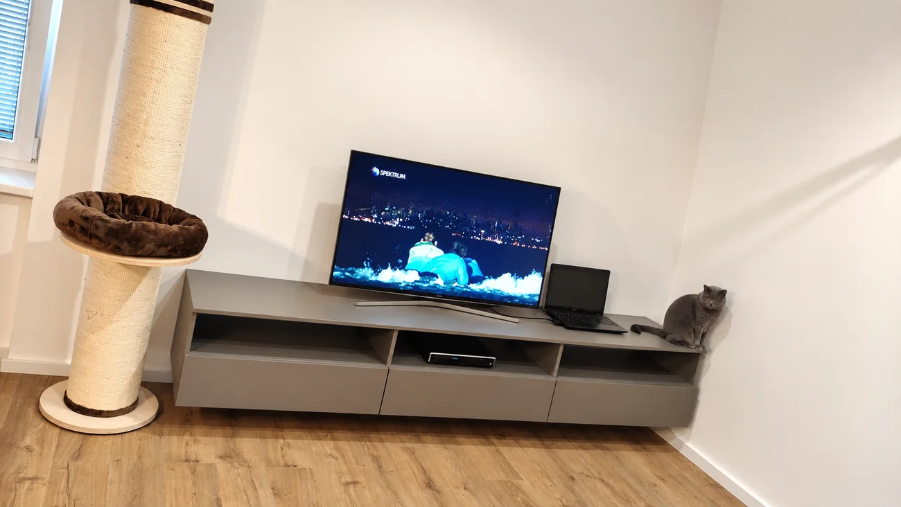 Závesná TV stena na mieru v obývačke